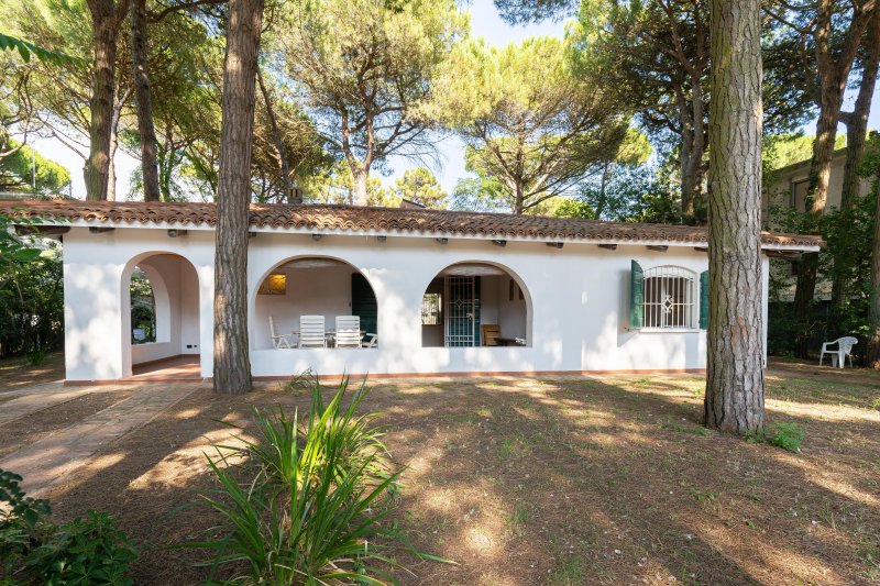 VENDESI VILLA UNIFAMILIARE TUTTA AL PIANO TERRA LIDO DI SPINA ZONA CENTRALE