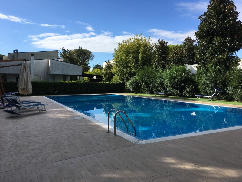 PAREO - Villetta in residence con piscina